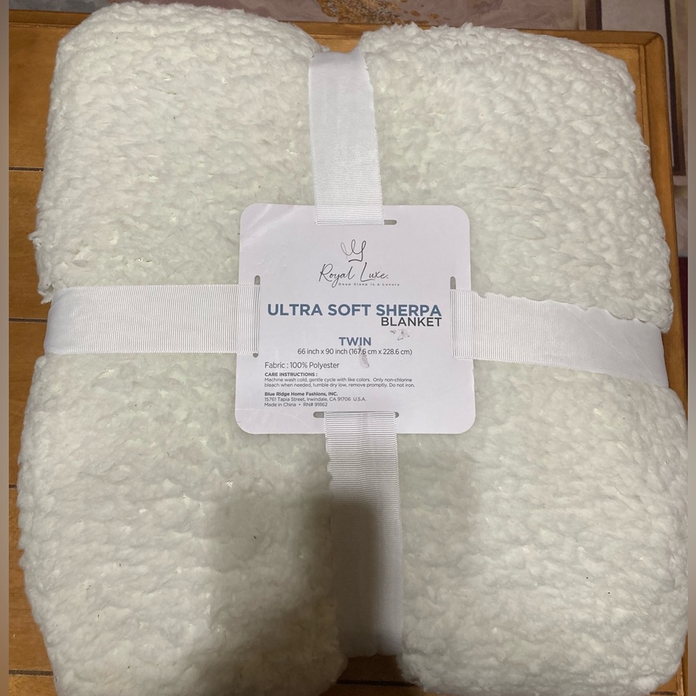 NWT Regal Luxe Ultra Soft Sherpa Twin Blanket - White